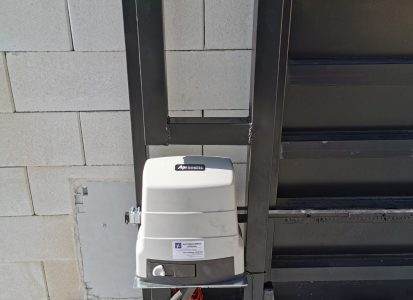 Detalle de mecanismo de apertura para puerta corredera