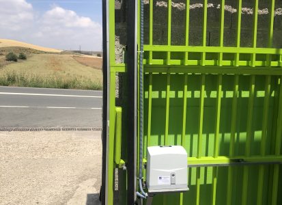 Detalle de mecanismo de apertura para puerta corredera