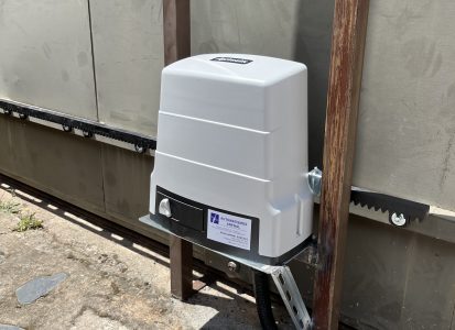 Detalle de mecanismo de apertura para puerta corredera