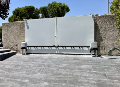 Puerta corredera de acero inoxidable con estilo minimalista