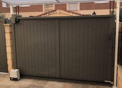 Puerta corredera de acero inoxidable con estilo minimalista