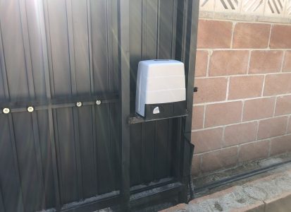 Detalle de mecanismo de apertura para puerta corredera