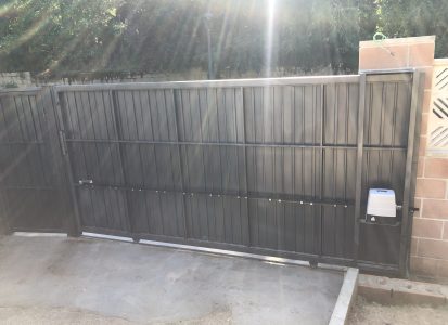 Puerta corredera de acero inoxidable con estilo minimalista