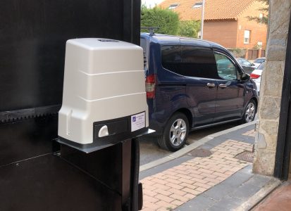 Detalle de mecanismo de apertura para puerta corredera