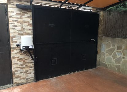 Puerta corredera de acero inoxidable con estilo minimalista