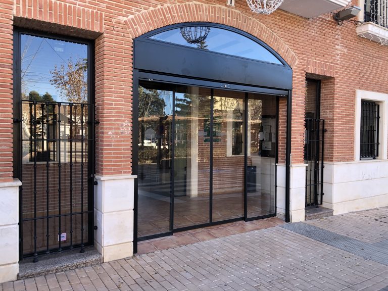 Entradas de vidrio con automatización