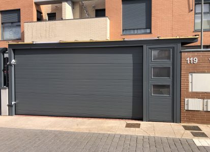 Puerta seccional con acabado en tonos oscuros y elegantes