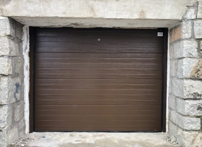 Puerta seccional con acabado en tonos oscuros y elegantes