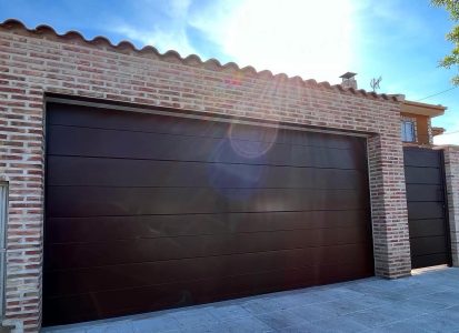 puerta seccional automática en tonos neutros