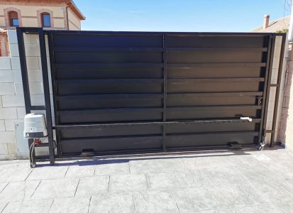 Puerta corredera de acero inoxidable con estilo minimalista