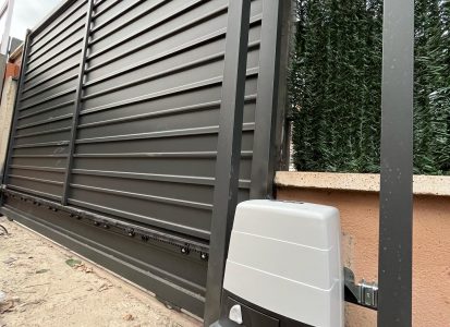 Detalle de mecanismo de apertura para puerta corredera