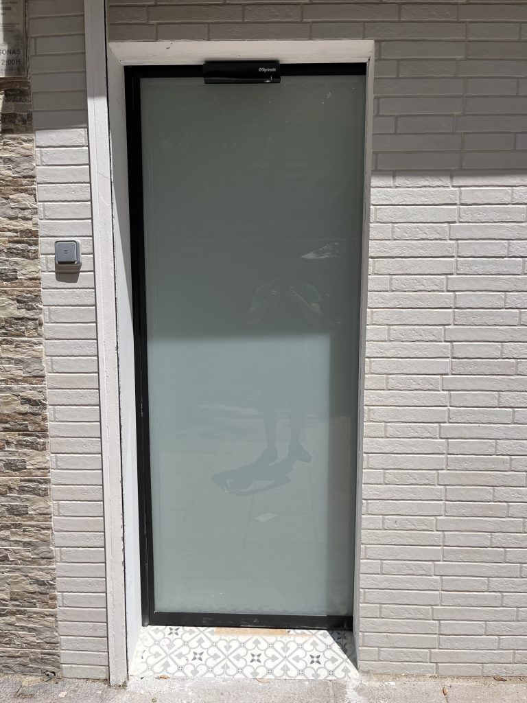 Entradas automáticas con superficie vidriada