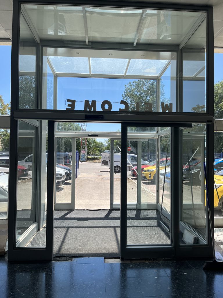 Accesos en vidrio motorizados