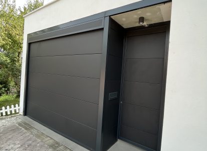 puerta seccional elegante en ambiente moderno