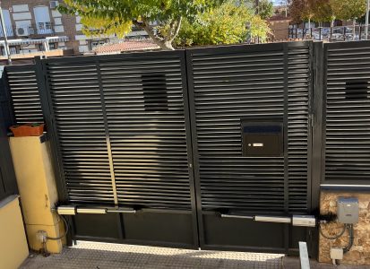 dos puertas abatibles automatizadas